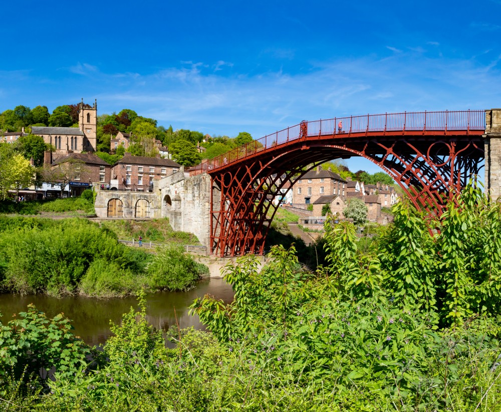 MOVE IN FOR SUMMER... and enjoy leisurely walks along the River Severn